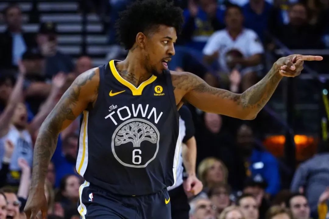 口被拉大 口被拉大