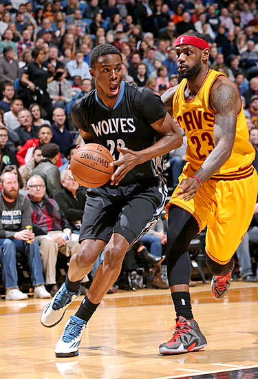 然出现在社 然出现在社